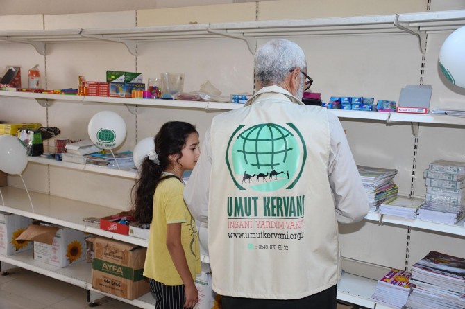 Adana Umut Kervanından öğrencilere kırtasiye yardımı