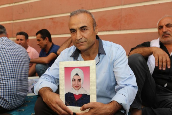 One more family joins sit-in protest in Diyarbakır