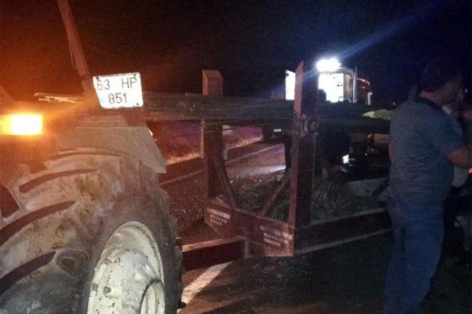 Viranşehir'de otomobil traktöre çarptı: 5 yaralı