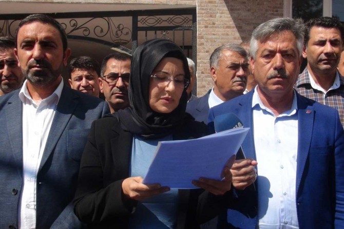 Cuma çıkışında oturma eylemi yapan annelere destek