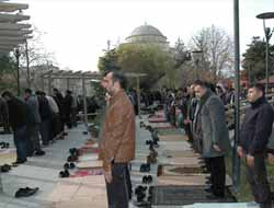 Van Hz Ömer Camii'nde İmamın Sesini Duymayan Cemaat Namazı Karıştırdı
