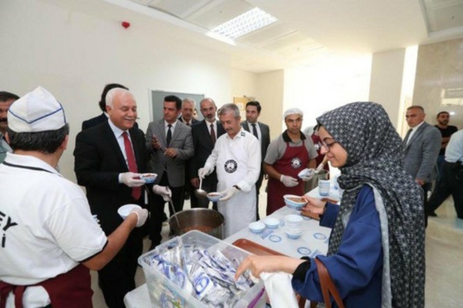 Üniversite öğrencilerine aşure ikram edildi