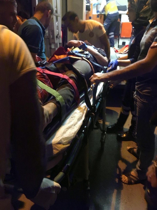 Motosiklet yayalara çarptı: 4 yaralı