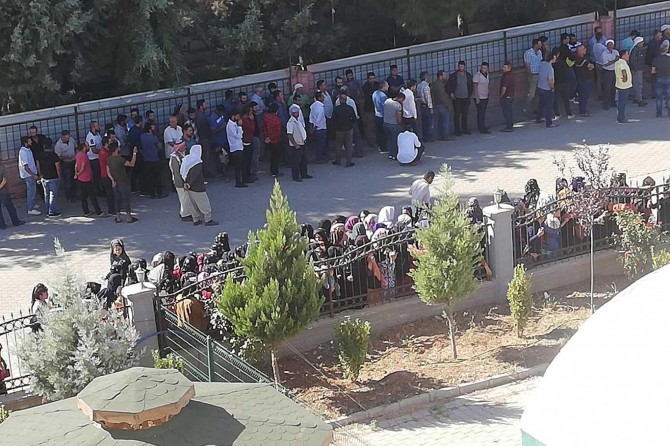 Viranşehir'de İŞKUR'un 240 kişilik alımı için uzun kuyruklar oluştu