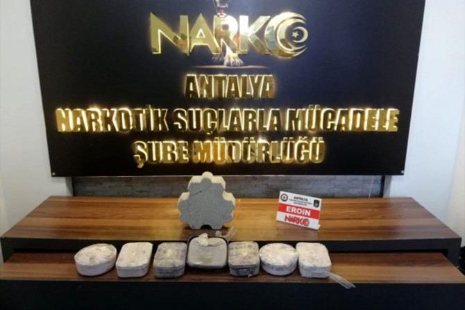 Uyuşturucuyu parke taşlarının arasına gizlemişler