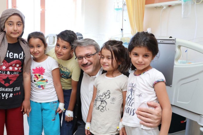 Vali ve Belediye Başkanından tedavi gören öğrencilere ziyaret