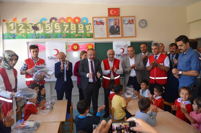 Mezun olduğu okulun öğrencilerine giyim yardımı yaptı