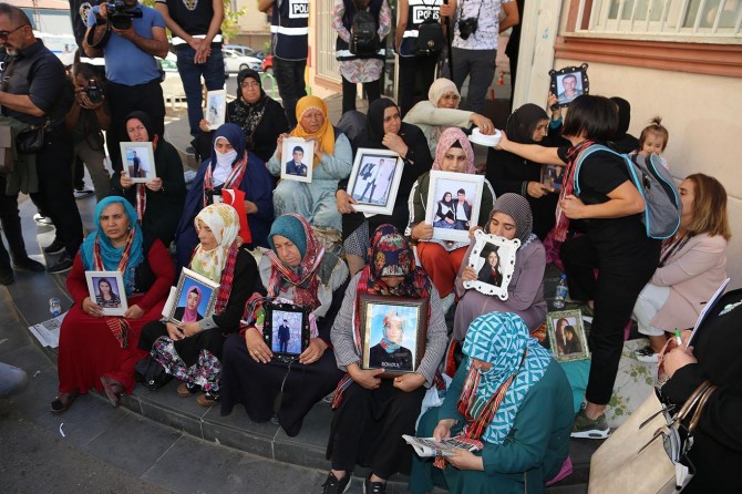 ​Evlat nöbetindeki annelere destekler devam ediyor