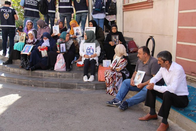 Evlat nöbetinde umutlu bekleyiş devam ediyor