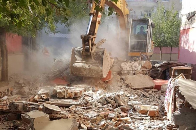 Risk oluşturan okul kantini yıkıldı