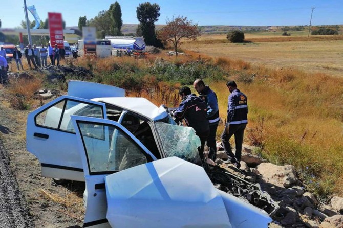 TIR û otomobîlek li hev qelibîn: Yek jê pitik 3 mirî 4 birîndar