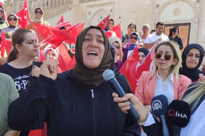 Evlat nöbeti tutan annelere destek açıklaması