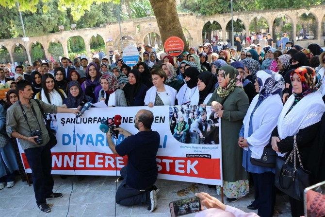 Diyarbakır'daki annelerin yanında olmak boynumuzun borcudur