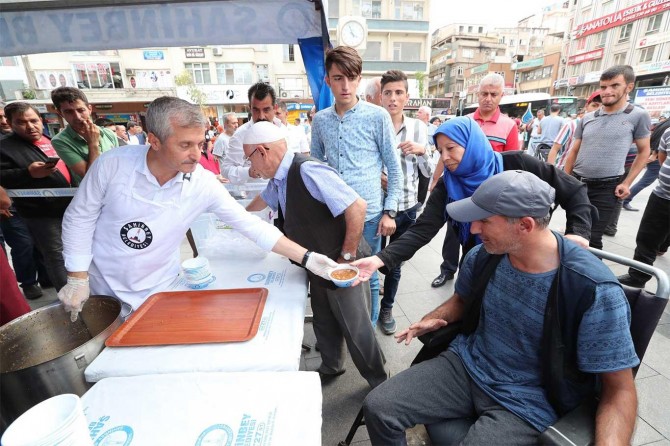 Her gün 10 bin kişiye aşure ikramında bulunuyoruz
