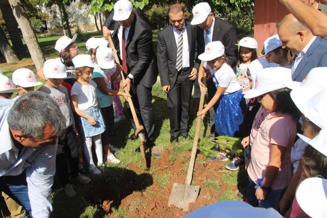 Yemyeşil Urfa için fidanlar toprakla buluştu