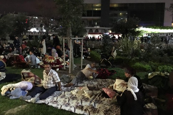 İstanbullular geceyi dışarıda geçirdi