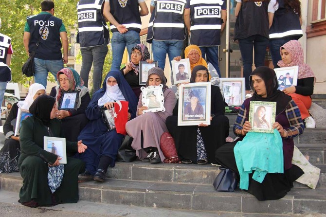 Çocukları için eylem yapan annelerin talepleri karşılanmalı