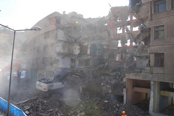 Bitlis'te Dere Üstü Islah Projesi kapsamında ilk yıkımlar başladı