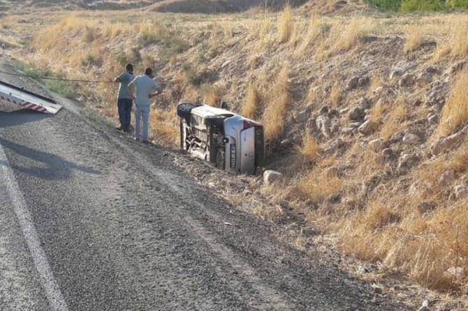 Batman'da şarampole devrilen araçtan yara almadan kurtuldu