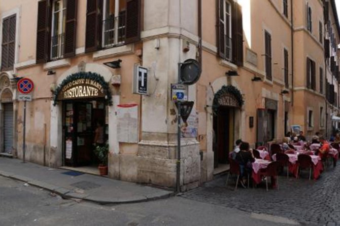 İki tabak makarna ve bir su için 2 bin 700 TL’lik hesap