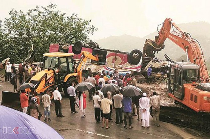 Passenger bus flips in India kills 25