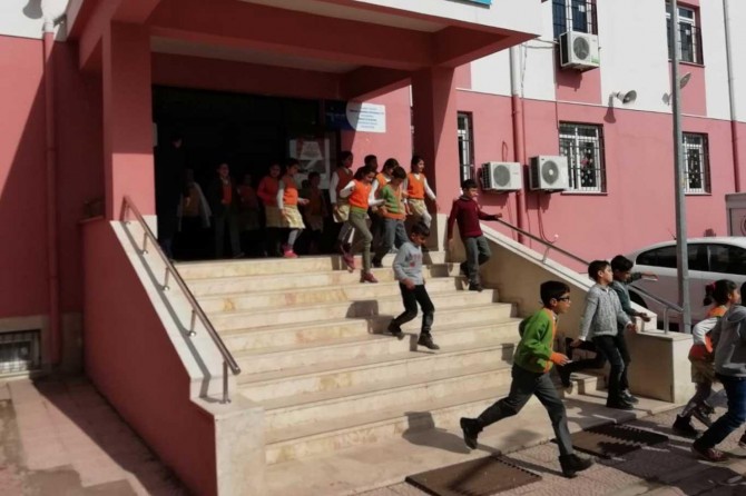 Bakan Selçuk: Deprem sırasında okullardaki videolar mercek altına alınacak