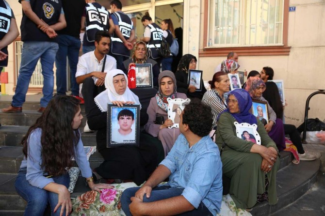 Üniversite öğrencilerinden evlat nöbetindeki ailelere destek