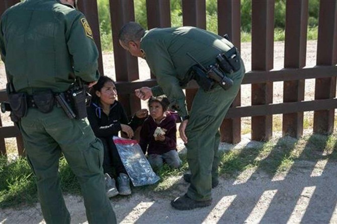 Trump: Mültecileri ayaklarından vurun