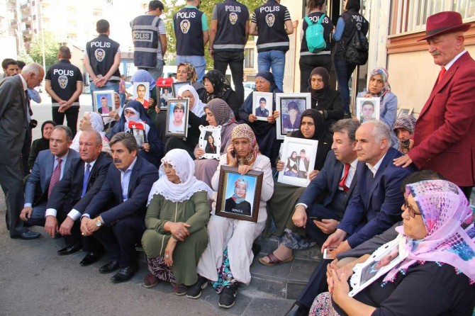 Hakkârili aşiretten evlat nöbetindeki ailelere destek ziyareti