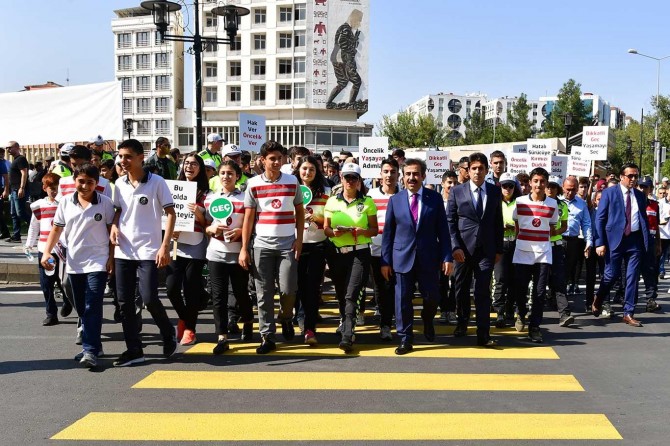 Diyarbakır'da "Yaya Geçidi Nöbeti" Vali Güzeloğlu'nun katılımıyla gerçekleştirildi