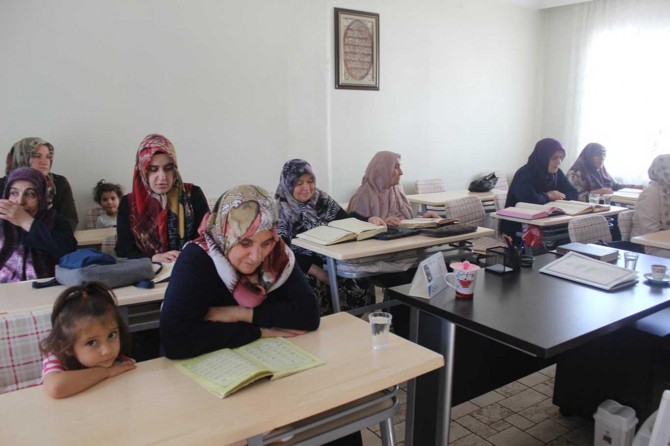 Ninelerin Kur'an-ı Kerim'i öğrenme azmi görenleri imrendiriyor