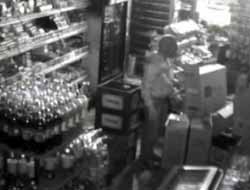 Hırsız, soygun esnasında yakalanmamak için dua etti video