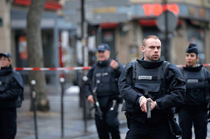 Paris’te polise saldırı: 4 ölü