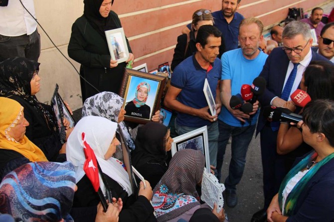 Avrupa Konseyi evlat nöbeti tutan aileleri ziyaret etti