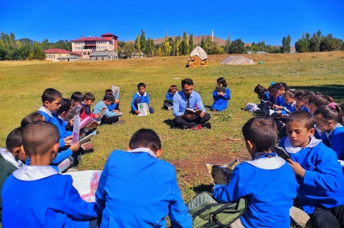 Ağrı'da öğrenciler hem okuyacak hem de fidan dikecek