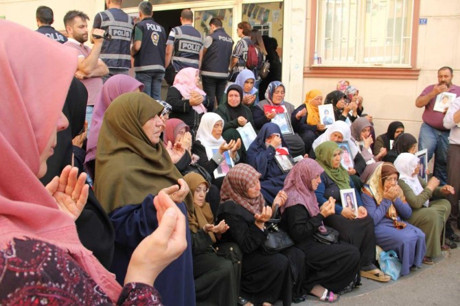 Evlat nöbeti tutan ailelere destek ziyaretleri sürüyor