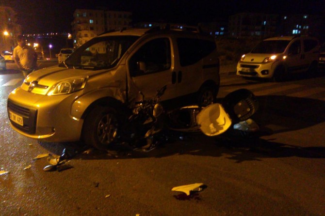 Kamyonet motosikletle çarpıştı: Bir yaralı