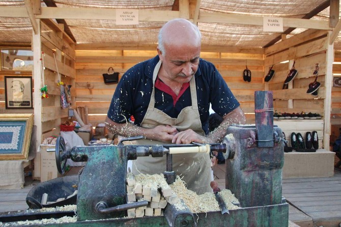 Çocukların mutluluğu için 40 yıldır topaç üretiyor