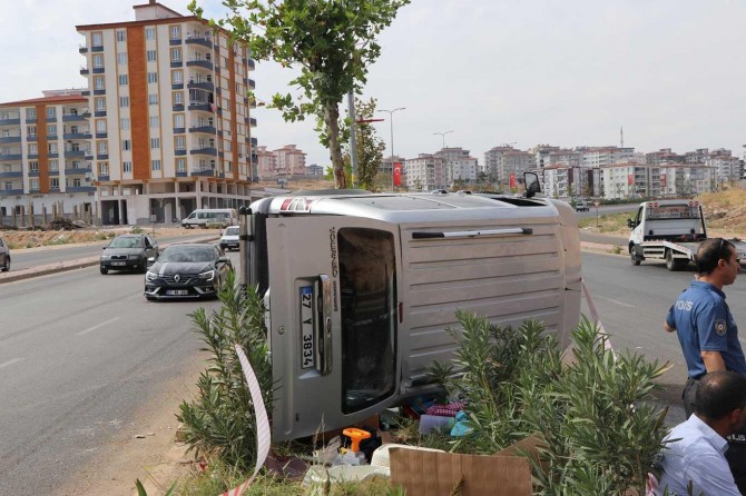 Gaziantep'te hafif ticari araç devrildi: 5'i çocuk 10 yaralı