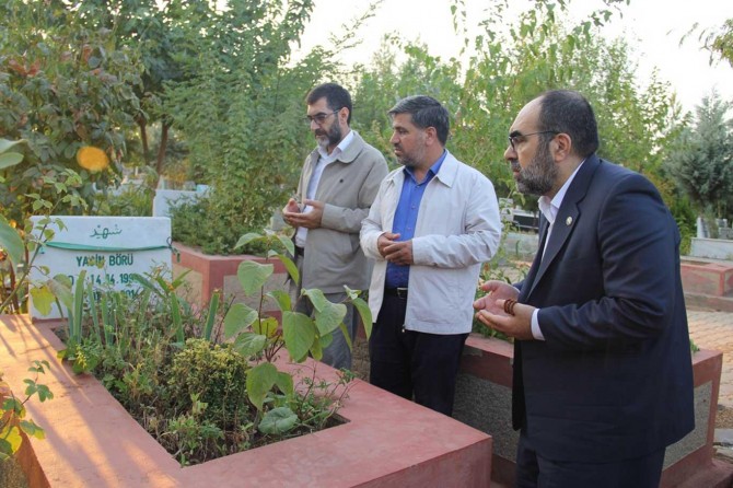 ​HÜDA PAR Diyarbakır İl Başkanlığından 6-8 Ekim şehidlerinin kabirlerine ziyaret