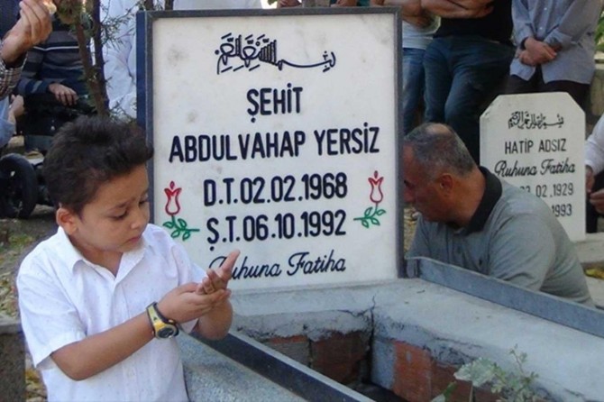 Şehid öğretmen mezarı başında anılacak