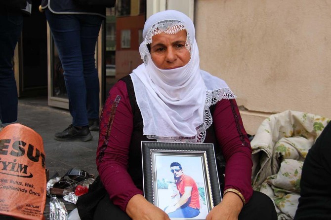 ​2 dayikên din jî ji bo zarokên xwe beşdarî nobeda li ber HDPê bûn