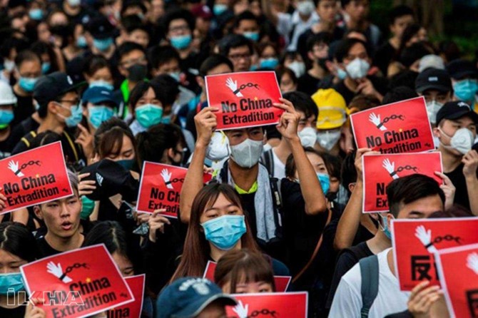 Hong Kong’da yasağa rağmen binlerce maskeli sokaklarda