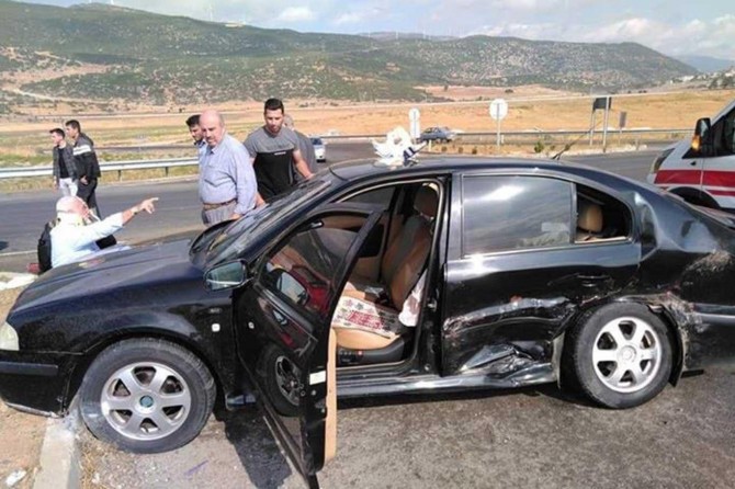İslahiye'de otomobiller çarpıştı: 2'si çocuk 12 yaralı