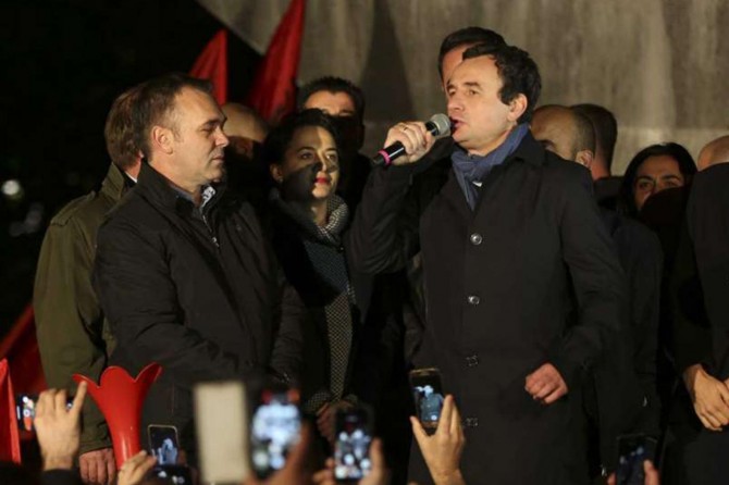 Kosova'da Albin Kurti seçim zaferini ilan etti