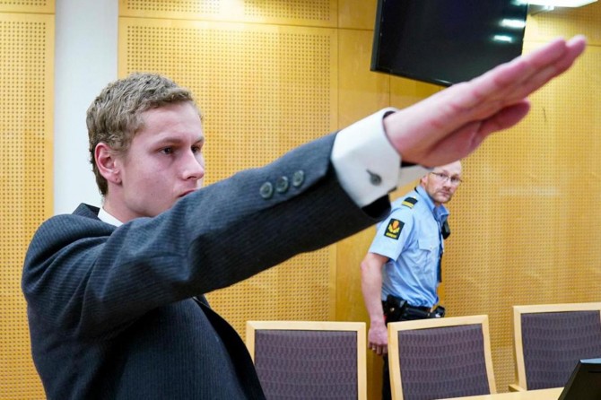 Cami saldırganı teröristten mahkemede Nazi selamı