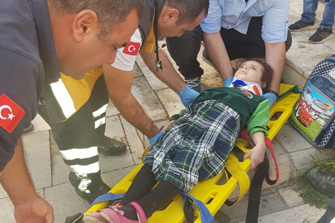 Suriyeli öğrenciye otomobil çarptı