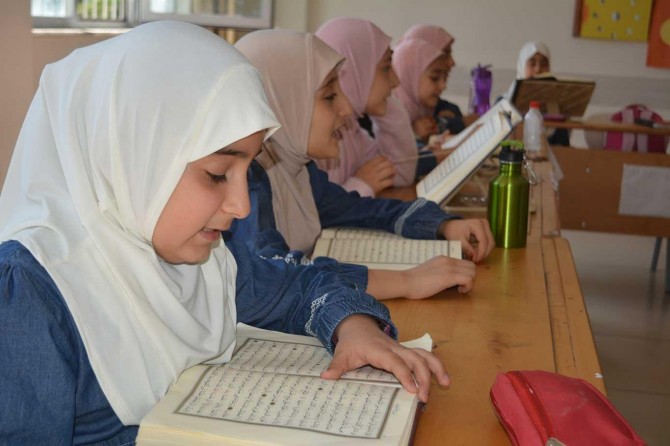 İmam hatipli öğrenciler Kur'an hafızlığı için ter döküyor
