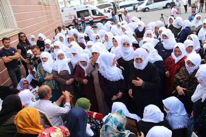 Ağrılı 'Beyaz Tülbentli Analar'dan evlat nöbetine destek