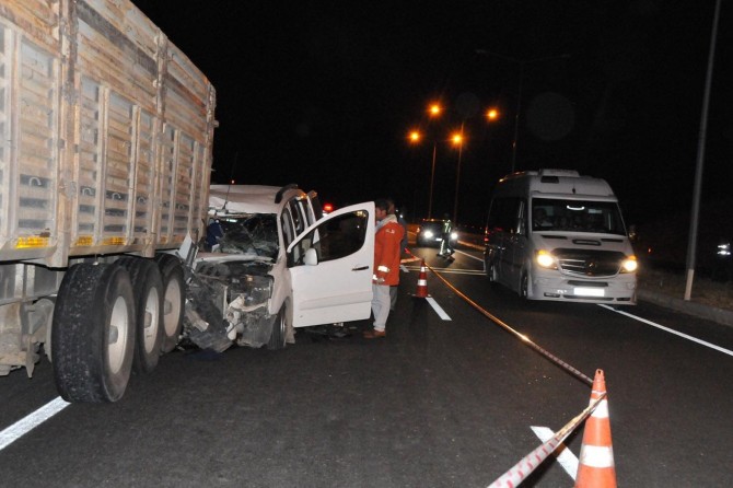 Araç kamyona çarptı: 3 ölü